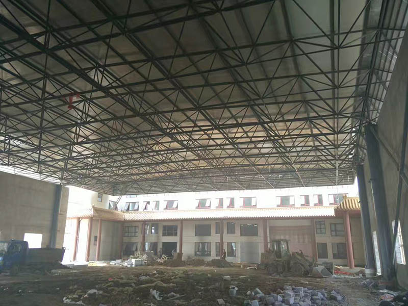 泰兴屋顶采光无缝钢管网架安装现场