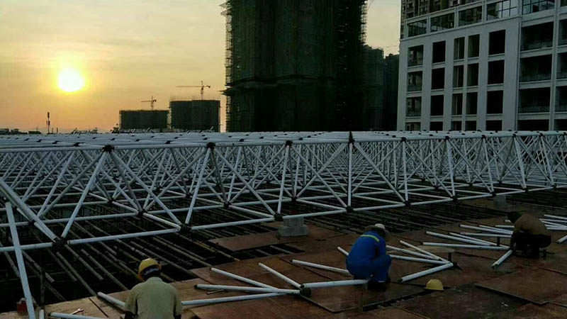 泰兴螺栓球网架安装现场